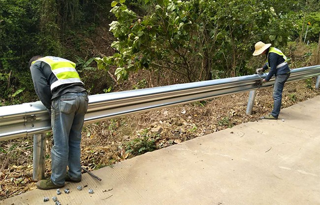 青海高速公路护栏的定期维护与保养