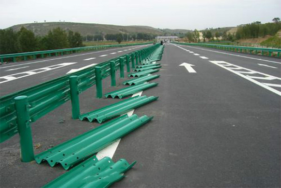 青海波形护栏的维护与管理确保道路安全的关键步骤