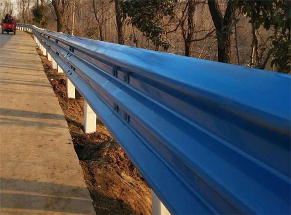 青海公路波形护栏板的优点